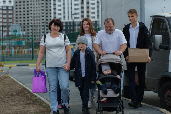 В Тюмени многодетная семья погорельцев Полетаевых отметила новоселье