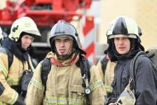 28 огнеборцев в полной экипировке покоряли высотку в Тюмени на время 28 огнеборцев в полной экипировке покоряли высотку в Тюмени на время