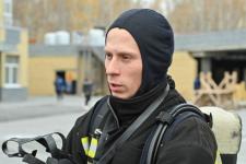 28 огнеборцев в полной экипировке покоряли высотку в Тюмени на время