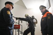 28 огнеборцев в полной экипировке покоряли высотку в Тюмени на время