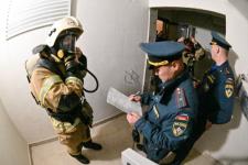 28 огнеборцев в полной экипировке покоряли высотку в Тюмени на время