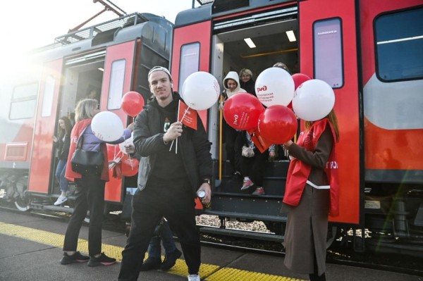 Первых пассажиров новой электрички Ишим - Тюмень встретили с подарками и музыкой