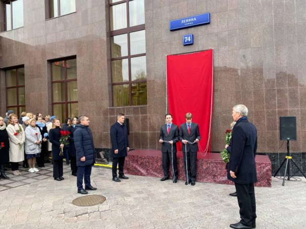 В Тюмени открыли мемориальную доску в память о Николае Толмачеве