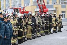 28 огнеборцев в полной экипировке покоряли высотку в Тюмени на время