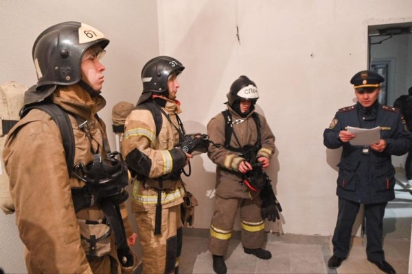 28 огнеборцев в полной экипировке покоряли высотку в Тюмени на время 28 огнеборцев в полной экипировке покоряли высотку в Тюмени на время