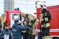 28 огнеборцев в полной экипировке покоряли высотку в Тюмени на время 28 огнеборцев в полной экипировке покоряли высотку в Тюмени на время