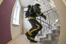 28 огнеборцев в полной экипировке покоряли высотку в Тюмени на время