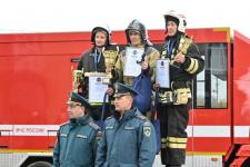 28 огнеборцев в полной экипировке покоряли высотку в Тюмени на время 28 огнеборцев в полной экипировке покоряли высотку в Тюмени на время