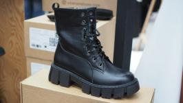 Обувь из кожи и меха восхитила посетителей выставки "Тюменская марка" Обувь из кожи и меха восхитила посетителей выставки "Тюменская марка"