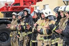 28 огнеборцев в полной экипировке покоряли высотку в Тюмени на время