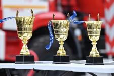 28 огнеборцев в полной экипировке покоряли высотку в Тюмени на время