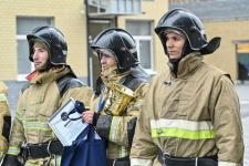 28 огнеборцев в полной экипировке покоряли высотку в Тюмени на время