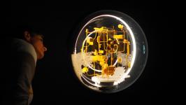 Ямал в стеклянных шарах представили на выставке в Тюмени Ямал в стеклянных шарах представили на выставке в Тюмени