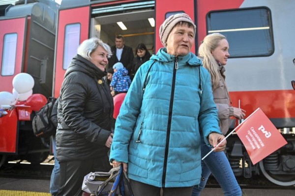 Первых пассажиров новой электрички Ишим - Тюмень встретили с подарками и музыкой