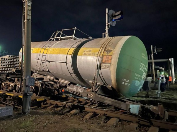 На тюменской станции при роспуске вагонов упала пустая цистерна На тюменской станции при роспуске вагонов упала пустая цистерна