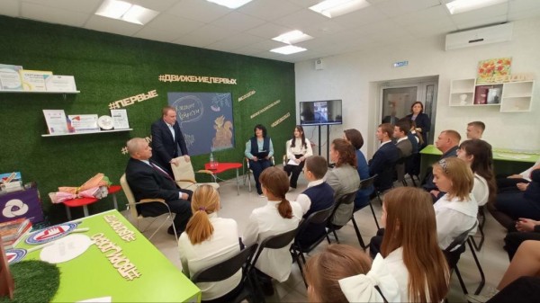 Депутат Госдумы Николай Брыкин вручил благодарственные письма и подарки учителям нижнетавдинской школы