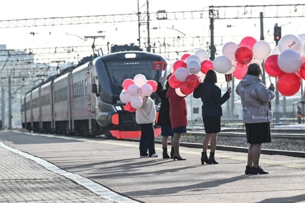 Первых пассажиров новой электрички Ишим - Тюмень встретили с подарками и музыкой