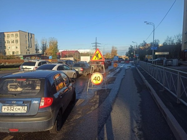 В центре Тюмени легковушка упала в яму в месте проведения дорожных работ
