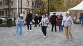Пожилые тюменцы танцевали под рок-н-ролл и занимались зумбой на улице Дзержинского Пожилые тюменцы танцевали под рок-н-ролл и занимались зумбой на улице Дзержинского