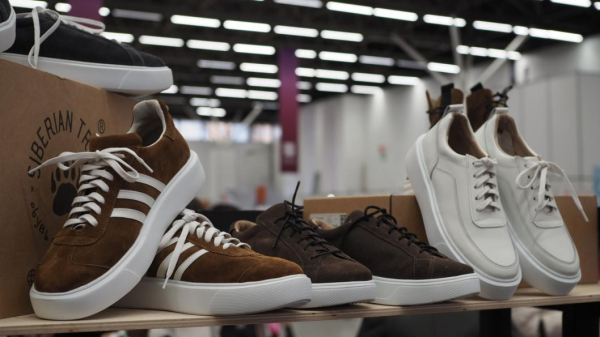 Обувь из кожи и меха восхитила посетителей выставки "Тюменская марка" Обувь из кожи и меха восхитила посетителей выставки "Тюменская марка"