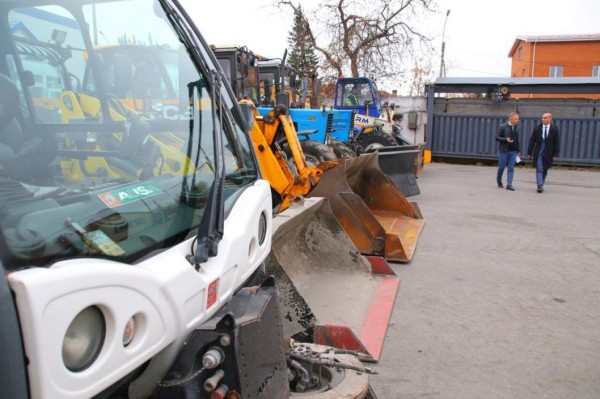 123 рабочих и 117 спецмашин  задействуют для уборки дорог в Калининском округе Тюмени зимой