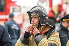 28 огнеборцев в полной экипировке покоряли высотку в Тюмени на время