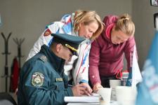 28 огнеборцев в полной экипировке покоряли высотку в Тюмени на время