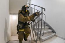 28 огнеборцев в полной экипировке покоряли высотку в Тюмени на время 28 огнеборцев в полной экипировке покоряли высотку в Тюмени на время