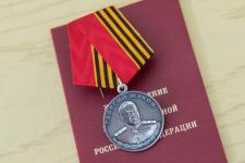 Александр Моор вручил участникам СВО государственные награды