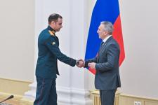Александр Моор вручил участникам СВО государственные награды