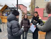 Люди с особенностями здоровья провели акцию "Делись добром" в центре Тюмени