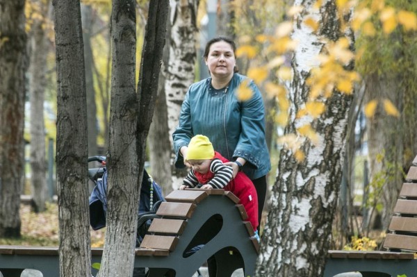 Владимир Якушев поздравил жительниц УФО с Днем матери
