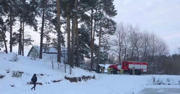 В Тюменской области прохожие спасли провалившегося под лед школьника