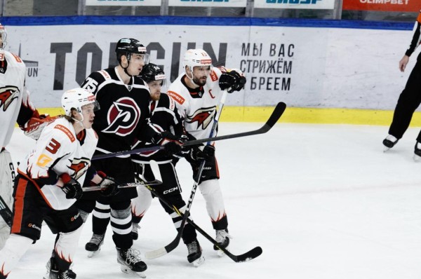 Тюменские хоккеисты проиграли "Омским крыльям" со счетом 1:2