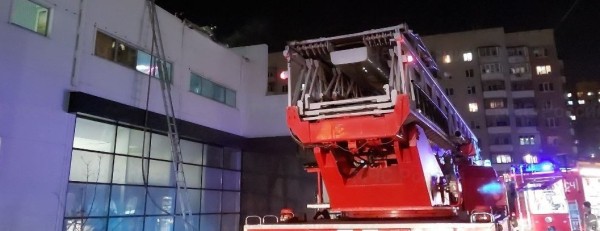 В Тюмени высяняют причину возгорания кровли в ТЦ