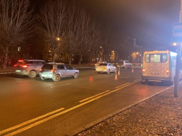 Пожилая тюменка погибла, перебегая дорогу в неположенном месте