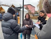 Люди с особенностями здоровья провели акцию "Делись добром" в центре Тюмени