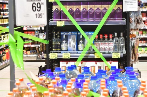 Регионам могут разрешить запрещать продажу алкоголя в "наливайках", расположенных в многоэтажках