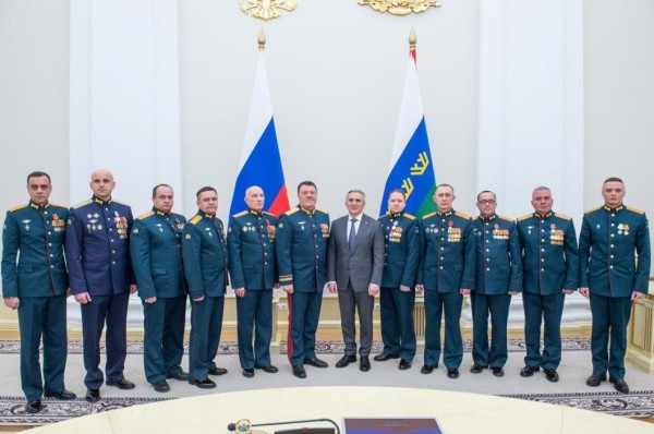 Александр Моор вручил участникам СВО государственные награды