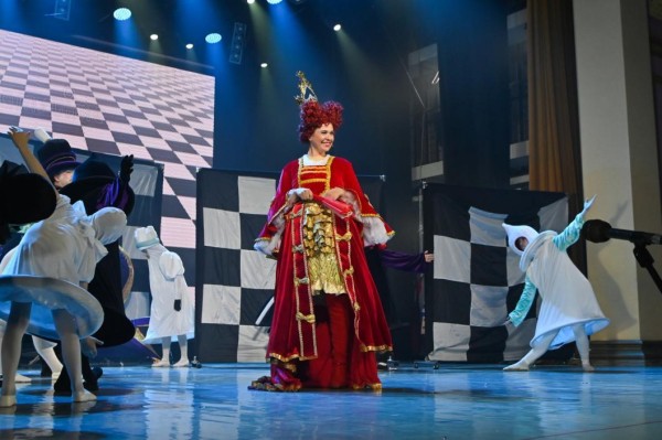 Тюменцев приглашают на обновленный театрально-цирковой спектакль "Алиса в Зазеркалье" Тюменцев приглашают на обновленный театрально-цирковой спектакль "Алиса в Зазеркалье"