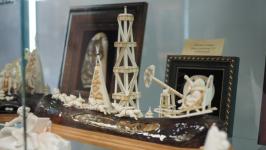 Работы 13 мастеров-косторезов выставили в галерее сувениров в Тюмени