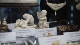 Работы 13 мастеров-косторезов выставили в галерее сувениров в Тюмени