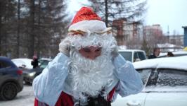 Студенты-спасатели в костюмах Дедов Морозов поздравили 150 пациентов тюменской больницы 