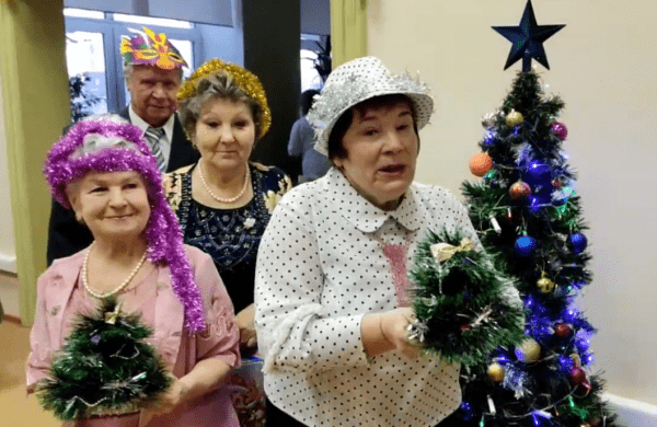 Команда "Елки желаний" поздравила с наступающим праздником тюменских ветеранов