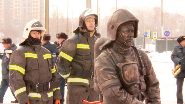 Памятник сотрудникам МЧС открыли в Тюмени в День спасателя