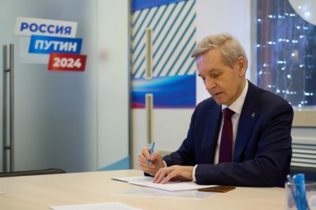 Андрей Артюхов поставил подпись в поддержку Владимира Путина