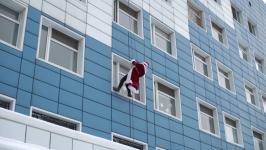 Студенты-спасатели в костюмах Дедов Морозов поздравили 150 пациентов тюменской больницы 