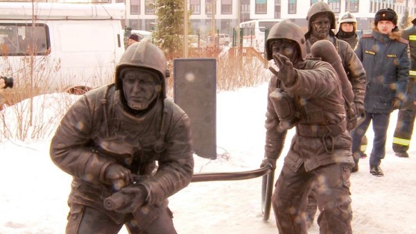 Памятник сотрудникам МЧС открыли в Тюмени в День спасателя