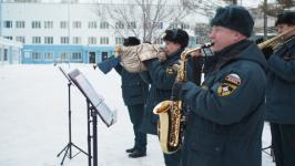 Студенты-спасатели в костюмах Дедов Морозов поздравили 150 пациентов тюменской больницы 