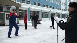 Студенты-спасатели в костюмах Дедов Морозов поздравили 150 пациентов тюменской больницы 